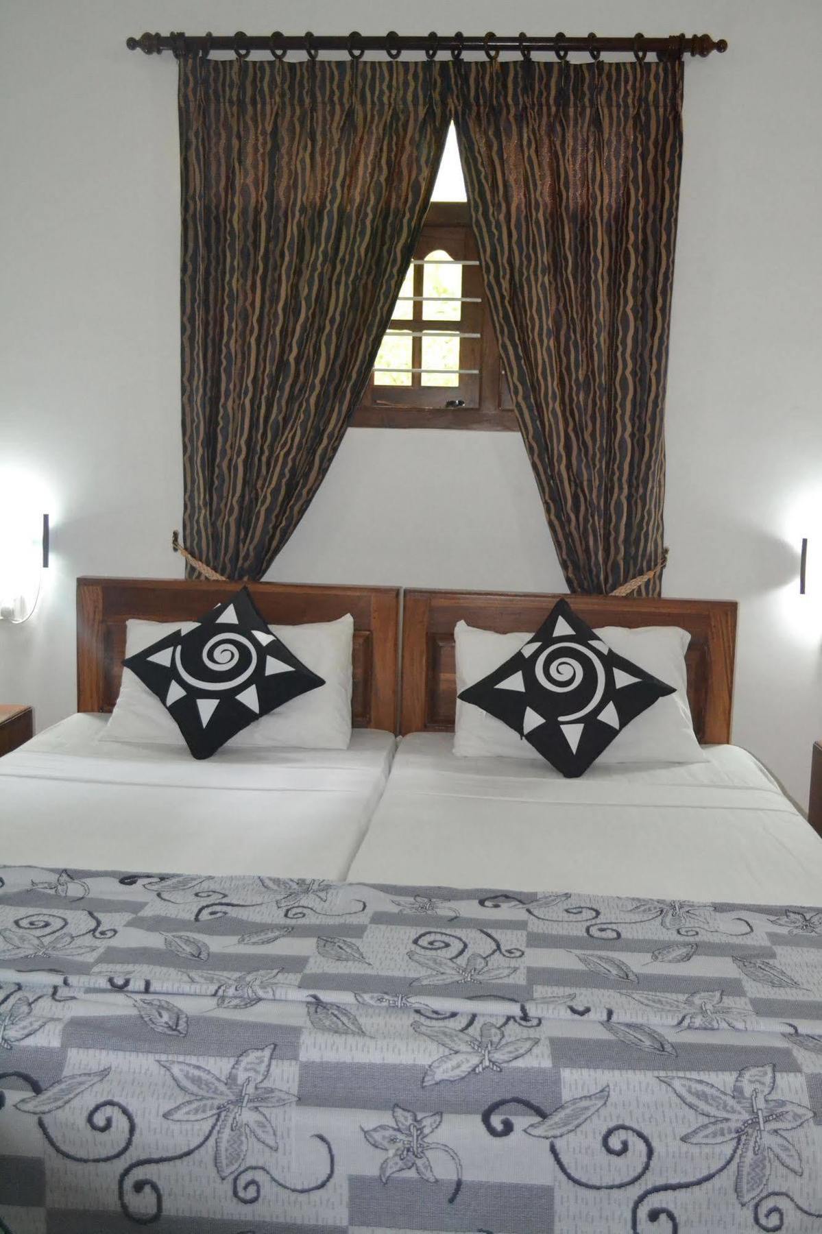 Sigiri Holiday Inn Inamaluwa Exterior photo